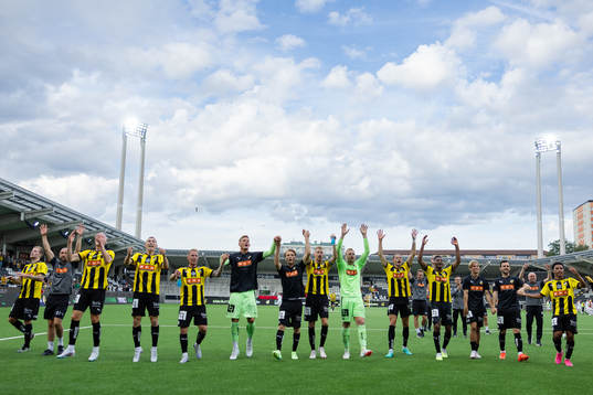 Häckens spelare och ledare jublar framför klacken