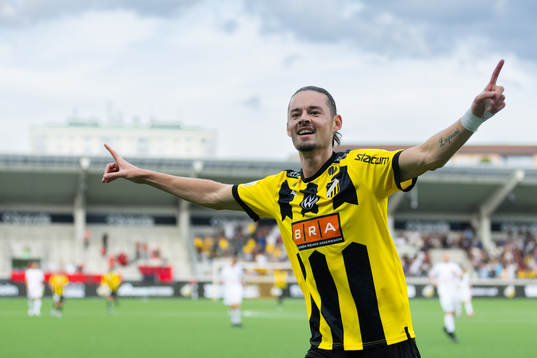 Häckens Amor Layouni jublar