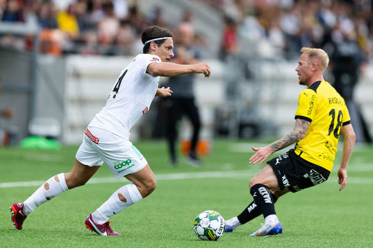 Brommapojkarnas Kevin Ackermann och Häckens Mikkel Rygaard