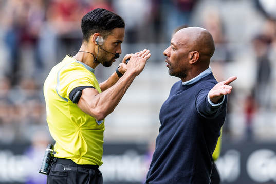 Domare Farouk Nehdi och Örgrytes tränare Jeffrey Aubynn