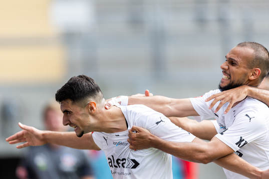 Helsingborgs Amar Muhsin och Sumar Almadjed jublar