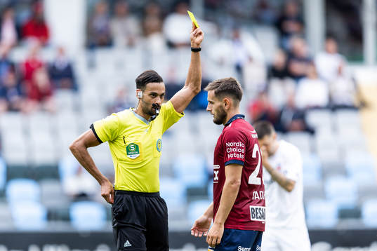Örgrytes Erion Sadiku tilldelas ett gult kort av domare