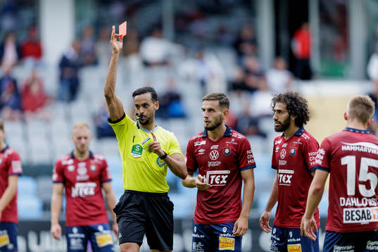 Domare Farouk Nehdi delar ut både rött och gult kort på