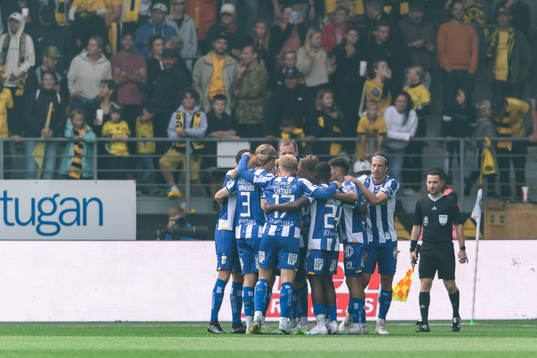 IFK Göteborgs spelare jublar