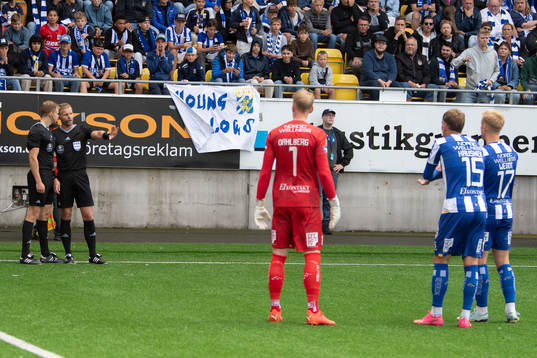 Domare Glenn Nyberg diskuterar med assisterande domare