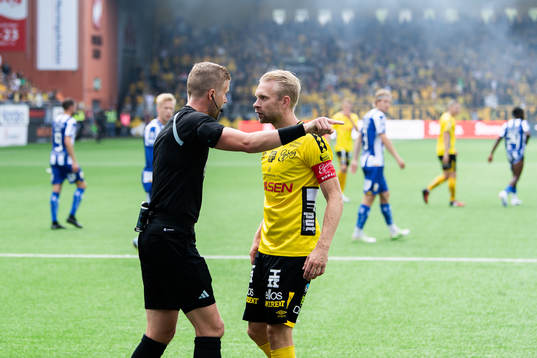 Domare Glenn Nyberg och Elfsborgs Johan Larsson