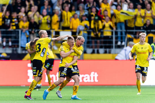 Elfsborgs Per Frick jublar med lagkamrater