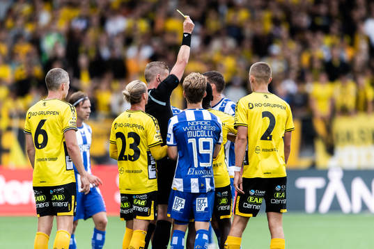 Domare Glenn Nyberg ger gult kort till IFK Göteborgs