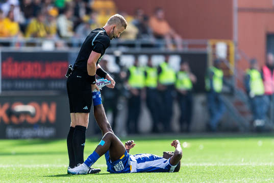 Domare Glenn Nyberg och IFK Göteborgs Abundance Salaou har