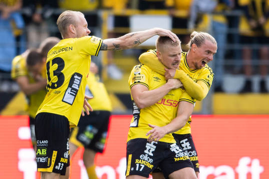 Elfsborgs Johan Larsson, målskytten Per Frick och Niklas