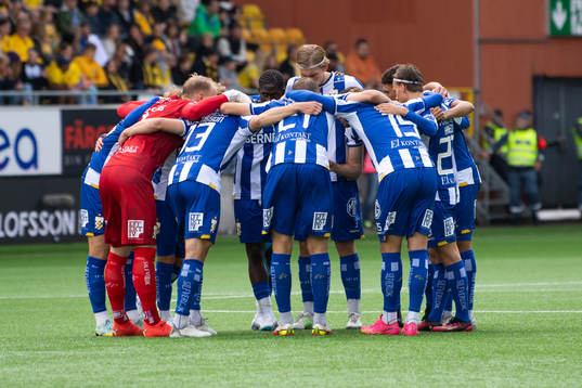 IFK Göteborgs lag samlas innan fotbollsmatchen i