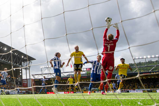 IFK Göteborgs målvakt Pontus Dahlberg räddar ett skott