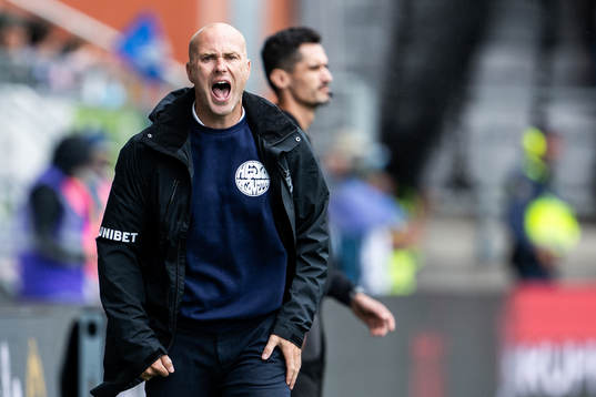 IFK Göteborgs tränare Jens Berthel Askou reagerar
