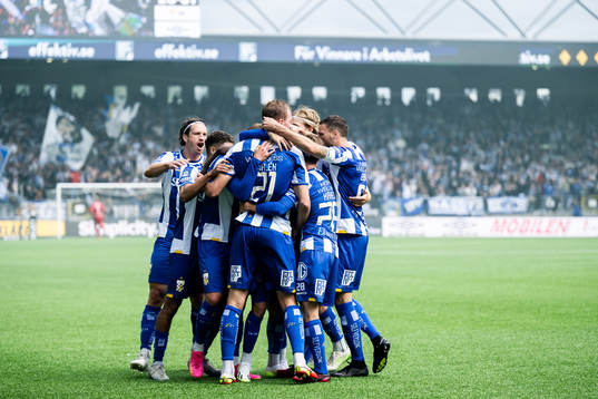 IFK Göteborgs Adam Carlén jublar med lagkamrater