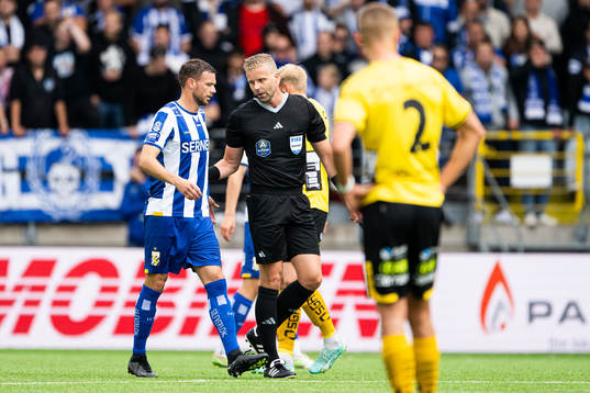 IFK Göteborgs Marcus Berg diskuterar med Domare Glenn