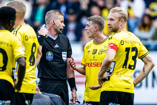 Domare Glenn Nyberg och Elfsborgs Alexander Bernhardsson