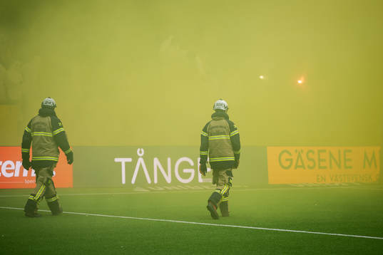 Matchen avbryts på grund av pyroteknik