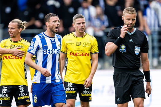 IFK Göteborgs Marcus Berg reagerar och domare Glenn Nyberg