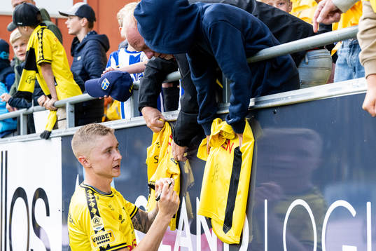 Elfsborgs Sebastian Holmen skriver autografer