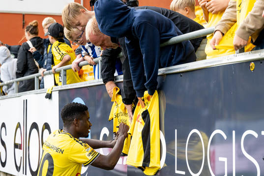 Elfsborgs Michael Baidoo skriver autografer