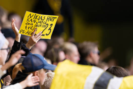 Supporter med skylt om Niklas Hult skor och matchtröja
