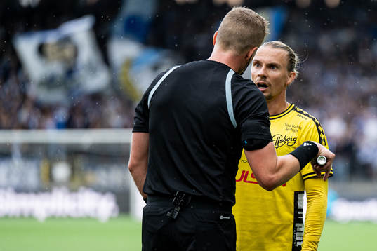 Elfsborgs Niklas Hult diskuterar med Domare Glenn Nyberg