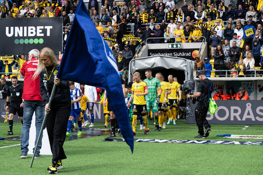 Spelarna kommer in på arenan