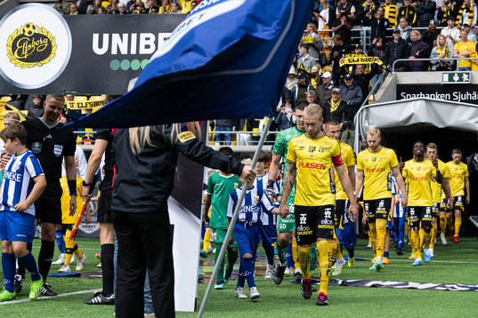 Spelarna kommer in på arenan