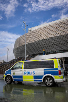 Polisbil utanför Tele2 Arena innan fotbollsmatchen i