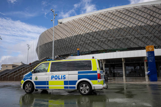 Polisbil utanför Tele2 Arena innan fotbollsmatchen i