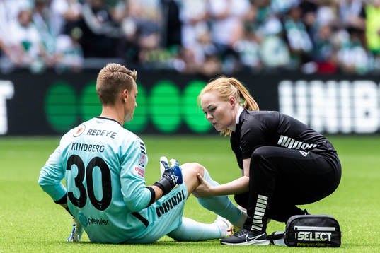 Kalmars målvakt Jakob Kindberg får vård