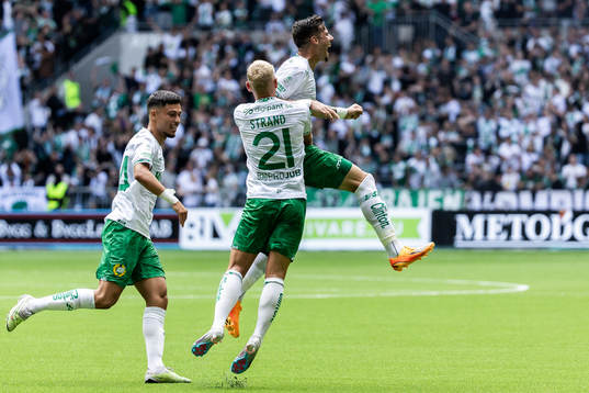 Hammarbys Viktor Djukanovic jublar med lagkamrater