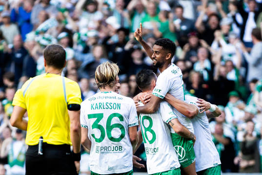 Hammarbys Tesfaldet Tekie jublar med lagkamrater