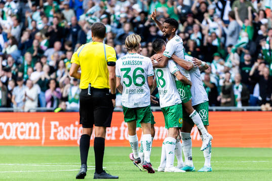 Hammarbys Tesfaldet Tekie jublar med lagkamrater