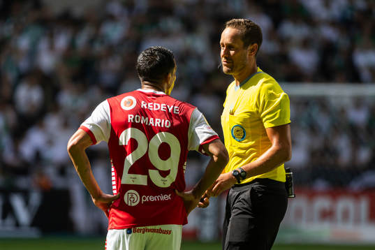 Kalmars Romario Pereira Sipiao pratar med Domare Victor Wolf