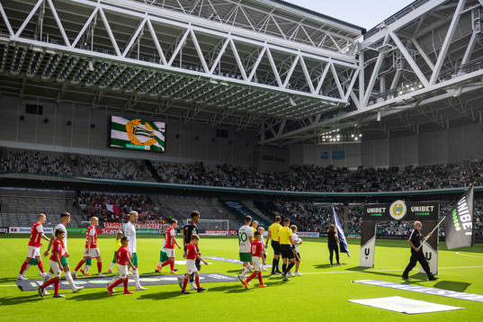 Lineup innan fotbollsmatchen i Allsvenskan mellan Hammarby