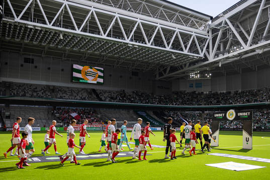 Lineup innan fotbollsmatchen i Allsvenskan mellan Hammarby