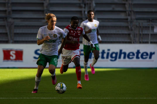 Hammarbys Markus Karlsson och Kalmars Nahom Girmai Netabay