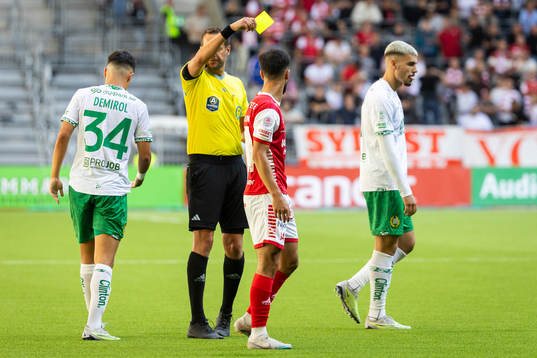 Domare Victor Wolf visar ett gult kort till Kalmars Noah
