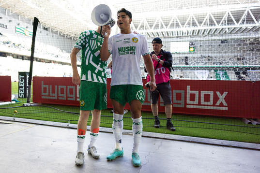 Hammarbys Marcus Rafferty och Jusef Erabi firar framför