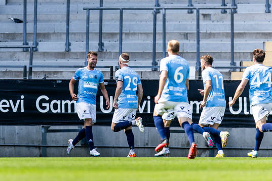 Gefles Nils Eriksson jublar med lagkamrater