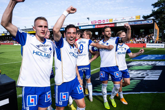 IFK Norrköpings Arnor Traustason jublar med lagkamrater