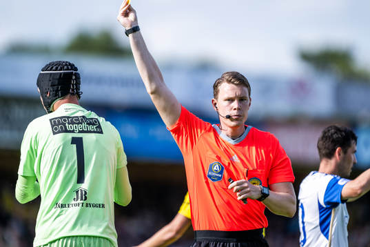 Mjällbys Noel Törnqvist och domare Oscar Johnson