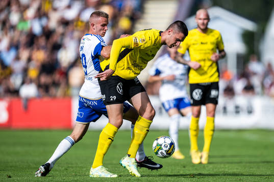 IFK Norrköpings Victor Stange Lind och Mjällbys Noah Eile