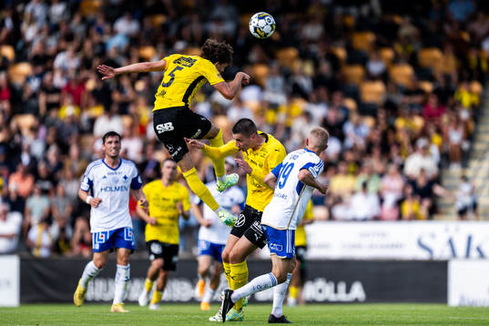 Mjällbys Colin Rösler och Noah Eile mot IFK Norrköpings