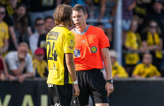 Mjällbys Tom Pettersson diskuterar med Domare Oscar Johnson