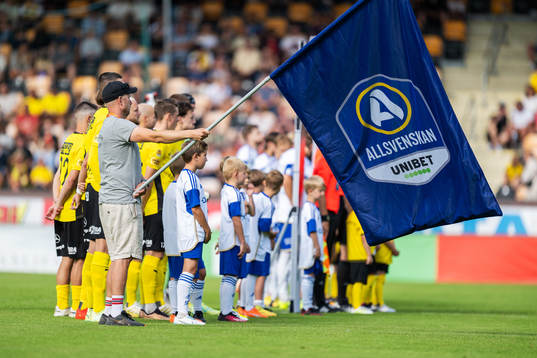 En flagga med Allsvenskans och Unibets logga