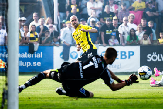Mjällbys Viktor Gustafson och IFK Norrköpings målvakt