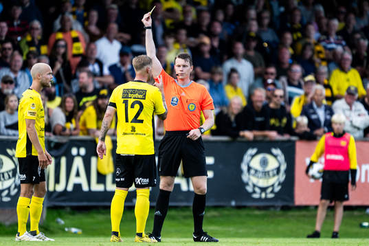 Mjällbys David Löfquist får ett gult kort av domare
