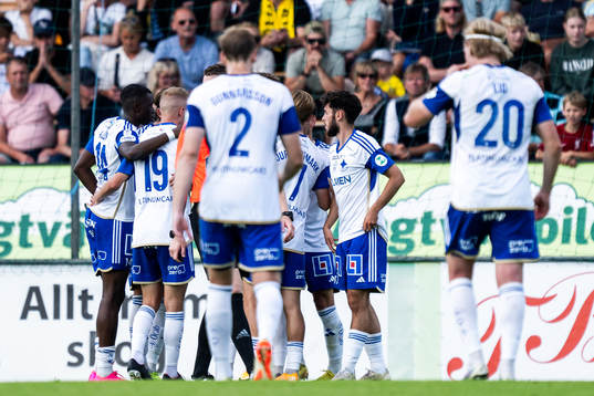 IFK Norrköpings Arnor Traustason jublar med lagkamrater